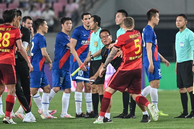 五大联赛本赛季最佳阵容 莱万搭档萨拉赫冲锋陷阵