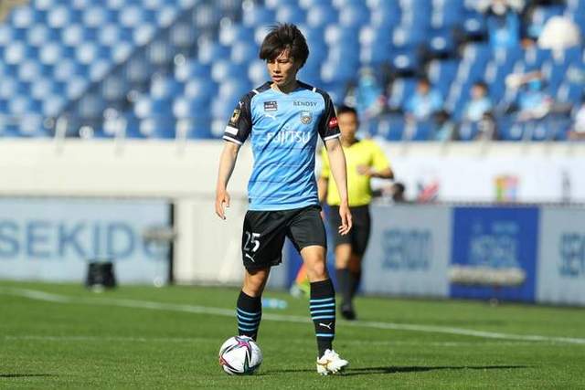 西甲-拉菲尼亚帽子戏法莱万破门 巴萨7-0胜